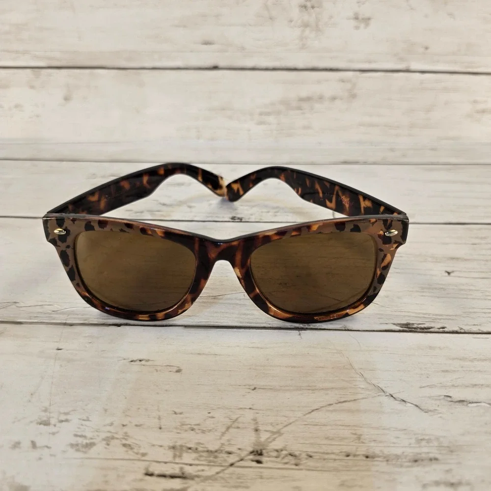 Betsey Johnson Leopard Tortoise Shell Wayfarer Sunglasses Brown Lens Red Heart